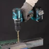 Taladro DHP487 del combo Makita DLX2414YX7-3 perforando una pieza metálica